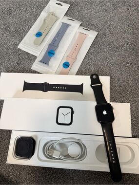 Apple Watch Series 4 (44mm) - with 3 additional bands (42/44mm)